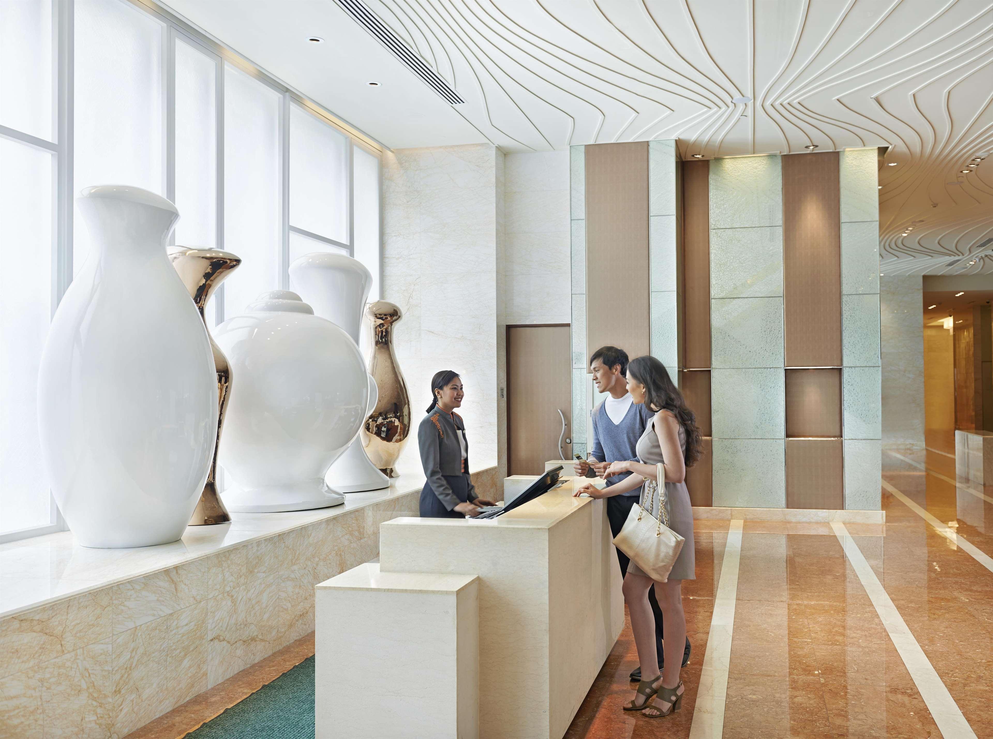 Fairmont Makati Hotel San Pedro Makati Eksteriør billede Concierge at the Mandarin Oriental, Hong Kong