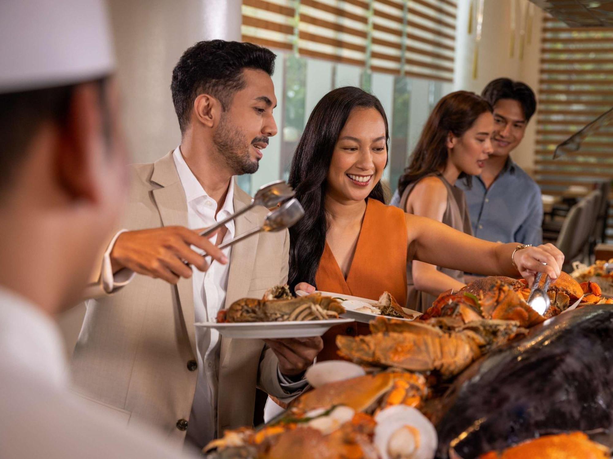 Fairmont Makati Hotel San Pedro Makati Eksteriør billede A buffet at a hotel