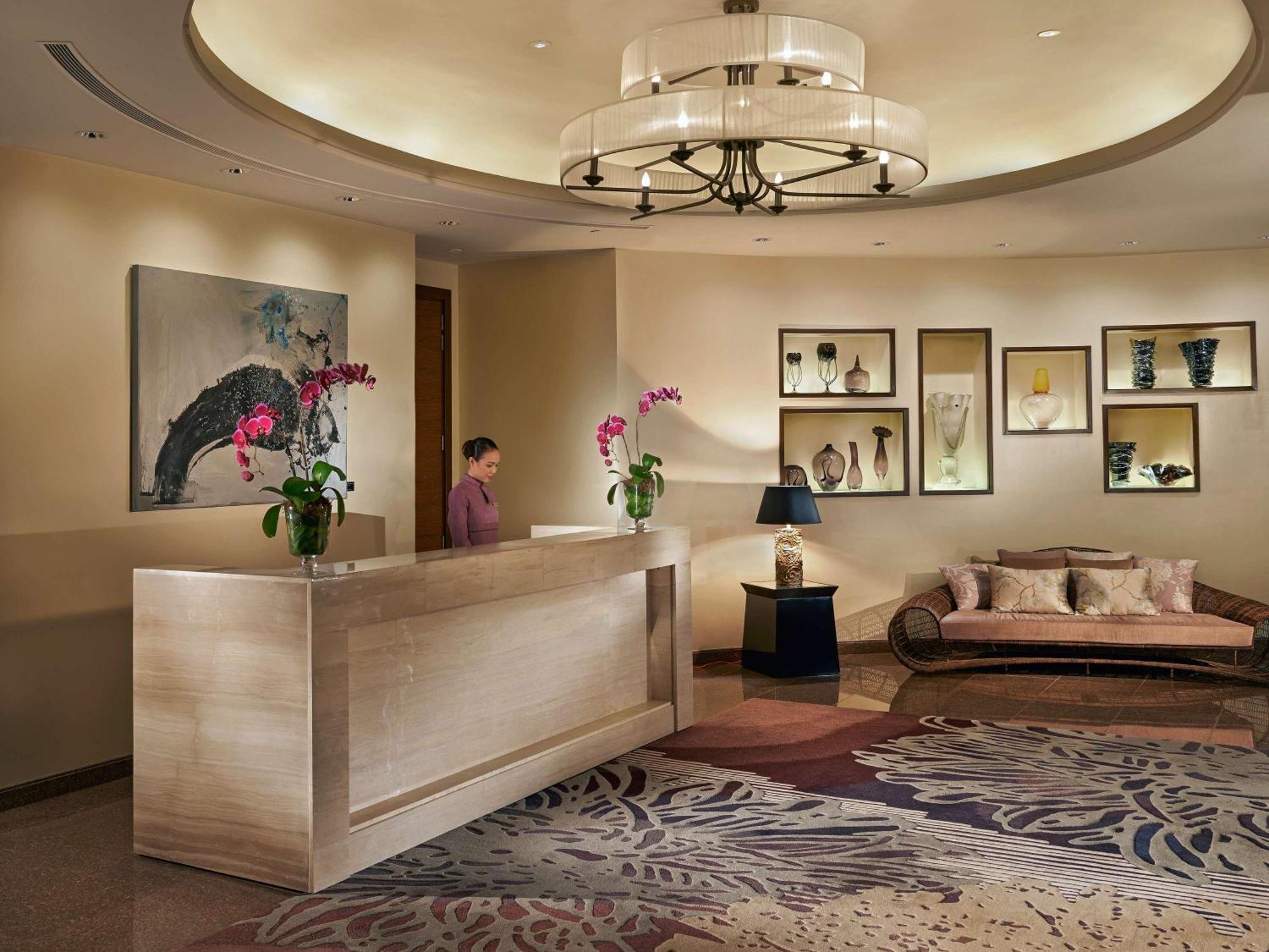 Fairmont Makati Hotel San Pedro Makati Eksteriør billede The lobby of the hotel