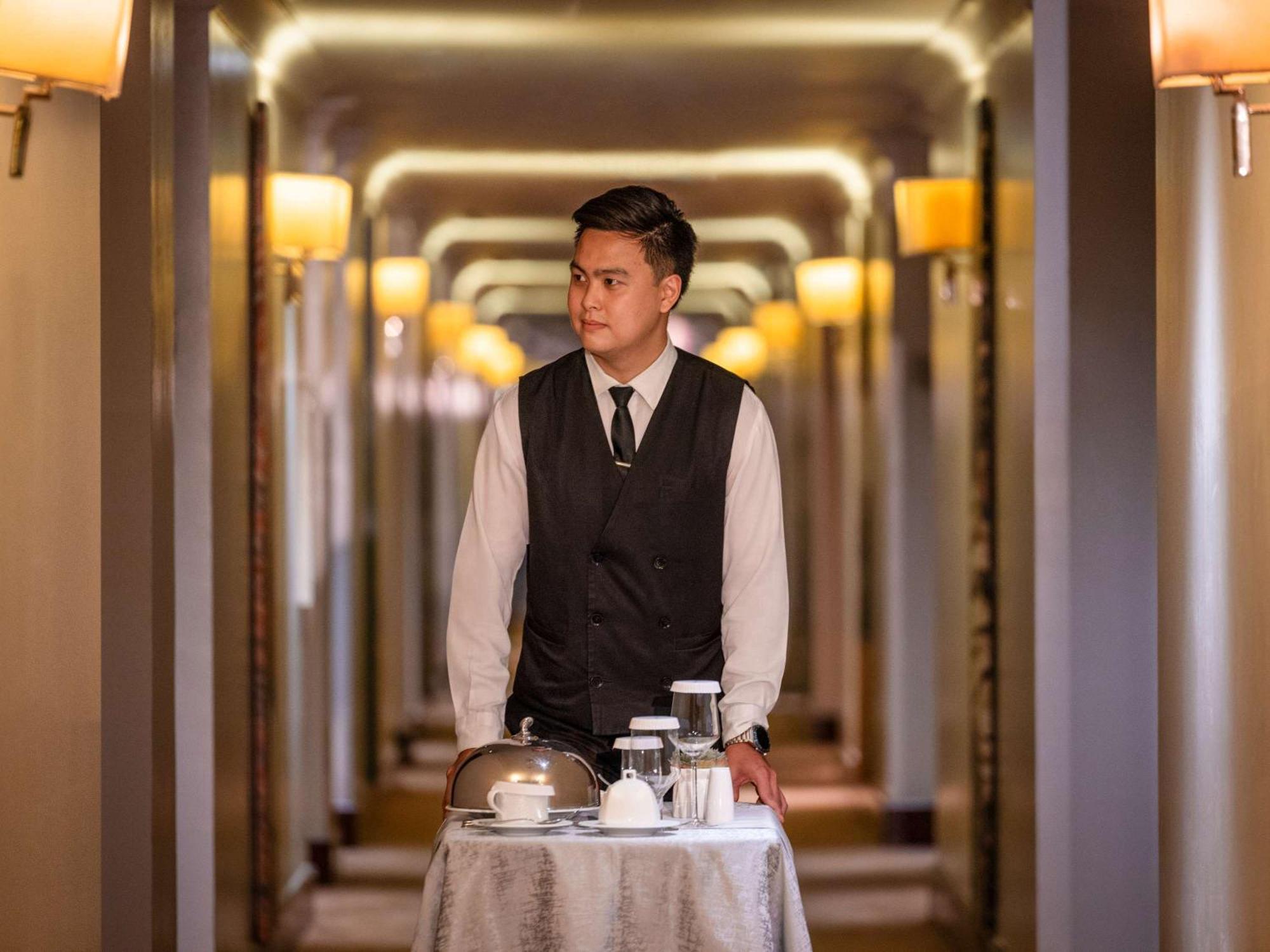 Fairmont Makati Hotel San Pedro Makati Eksteriør billede A room service attendant at work