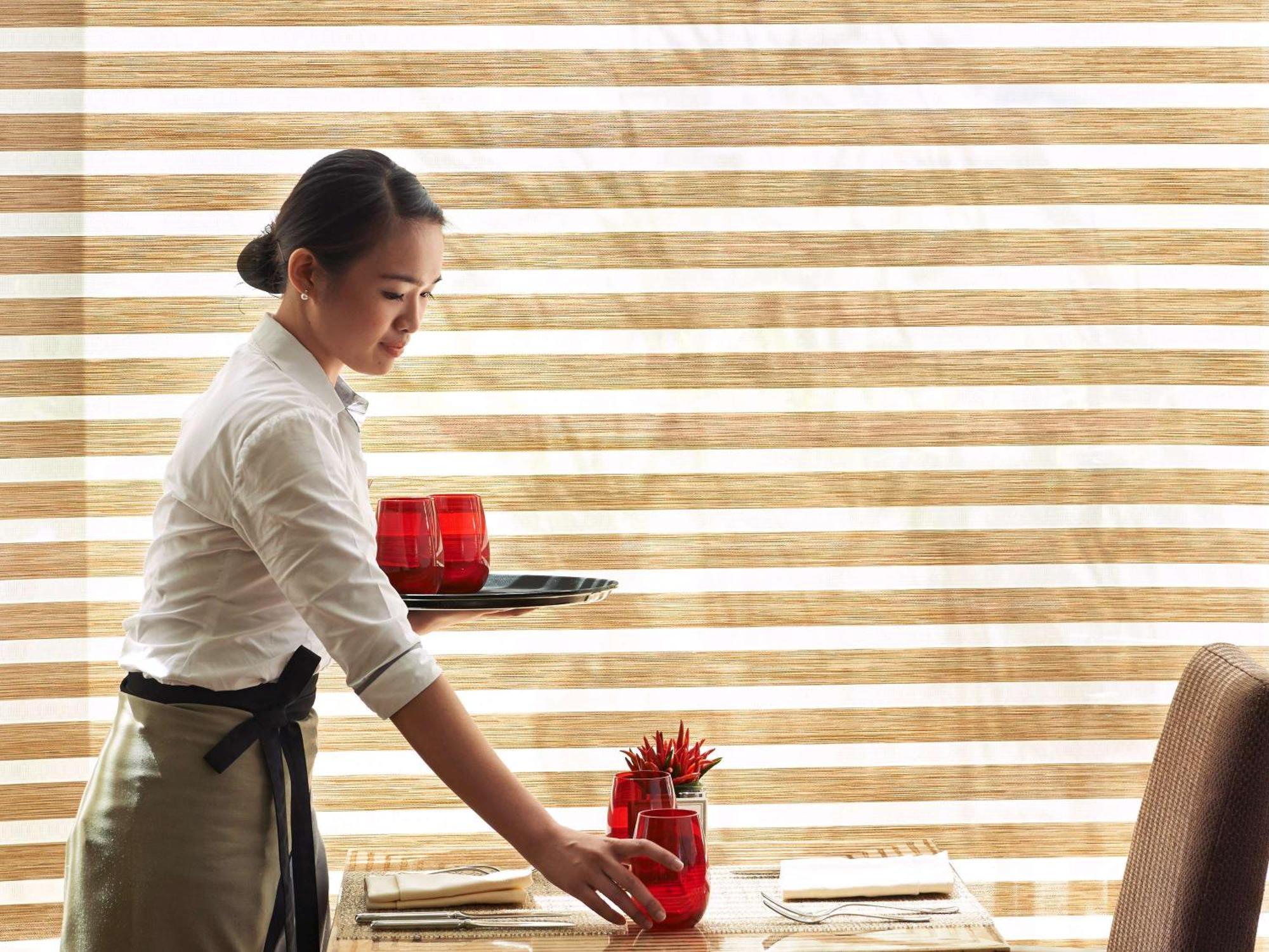 Fairmont Makati Hotel San Pedro Makati Eksteriør billede A restaurant server
