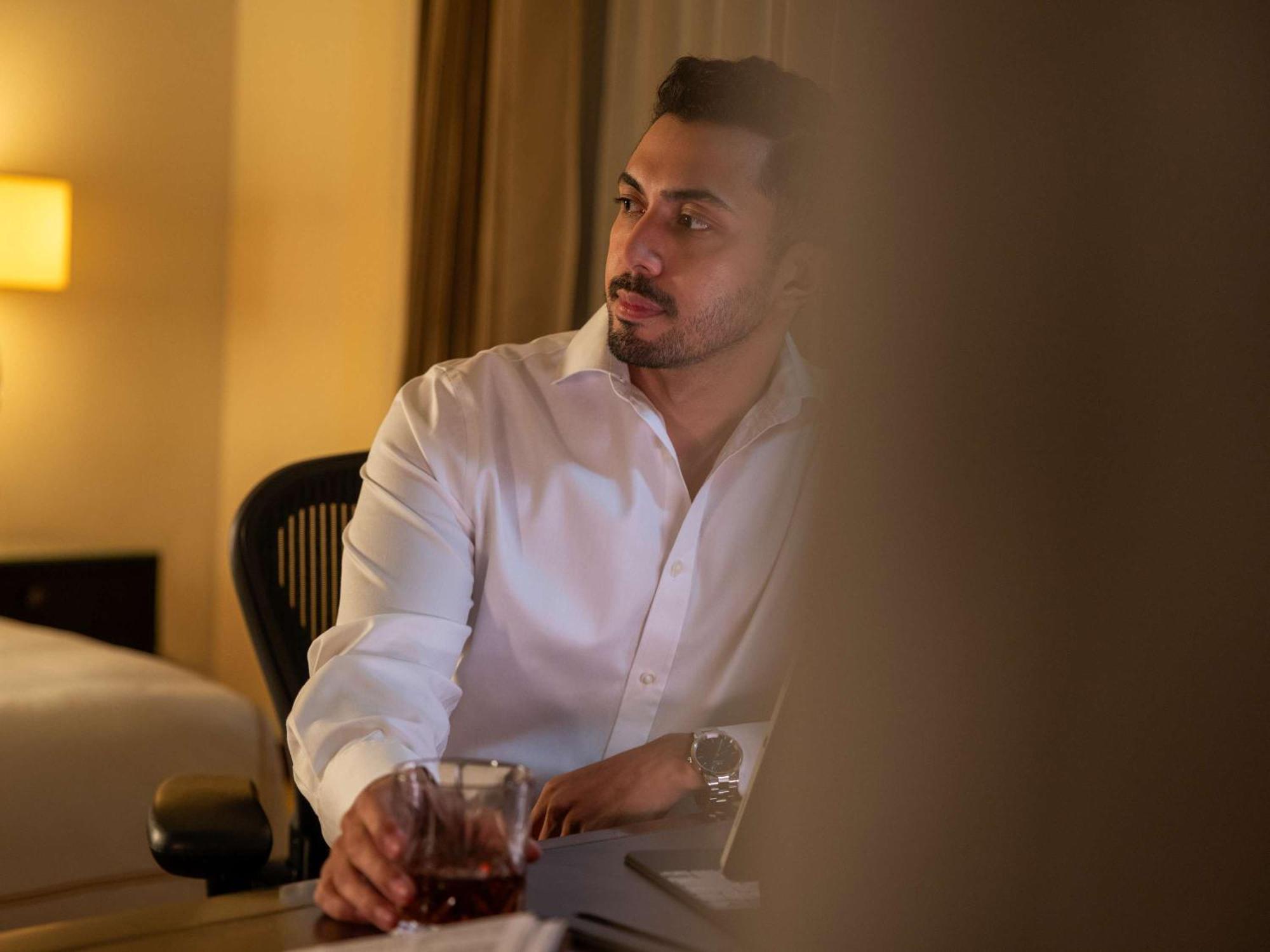 Fairmont Makati Hotel San Pedro Makati Eksteriør billede A man drinking coffee