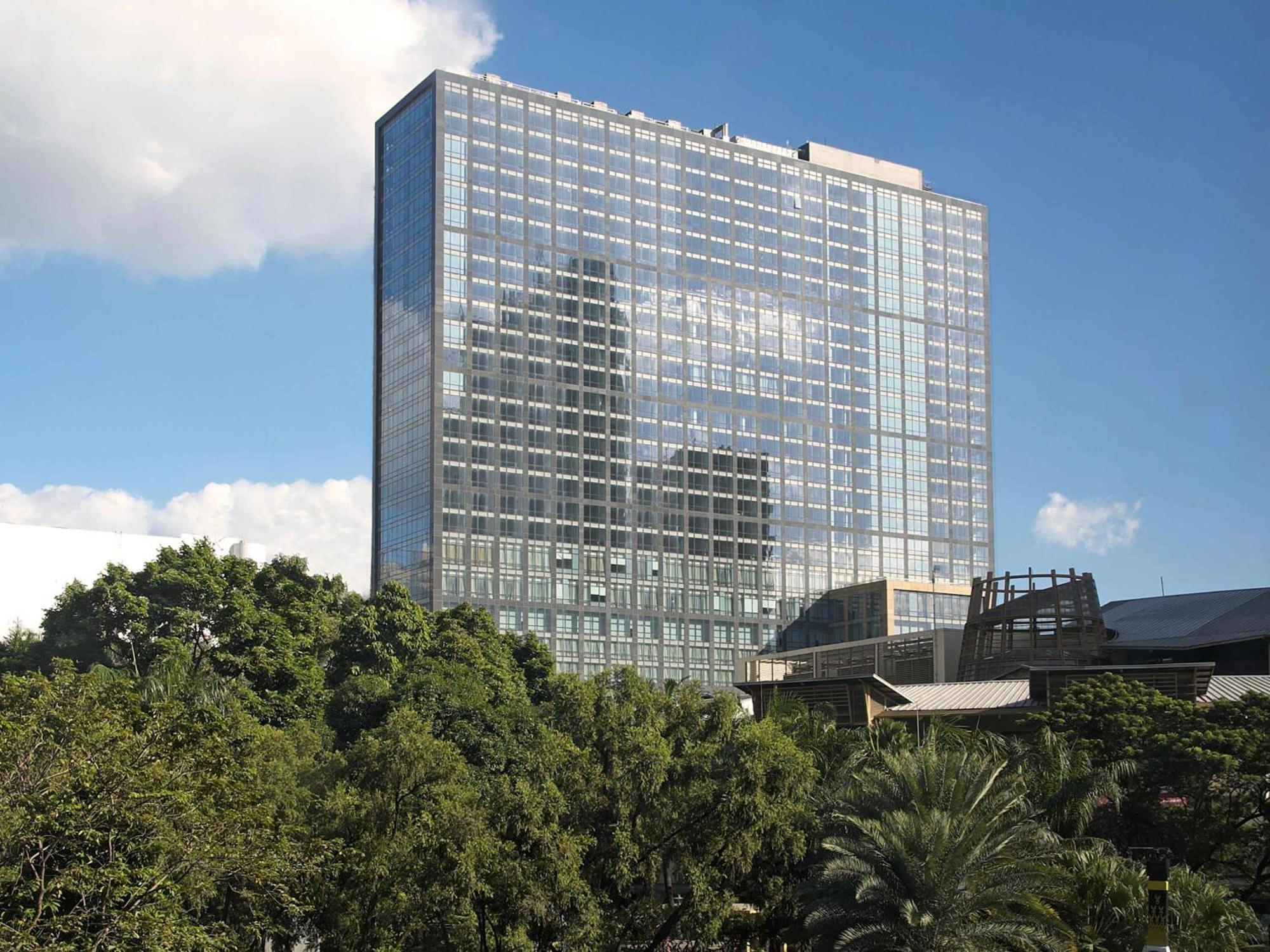 Fairmont Makati Hotel San Pedro Makati Eksteriør billede The 101-story, 1,000-room, 1.2 million square feet (111,000 m2) Hyatt Regency Houston is the largest hotel in Texas.