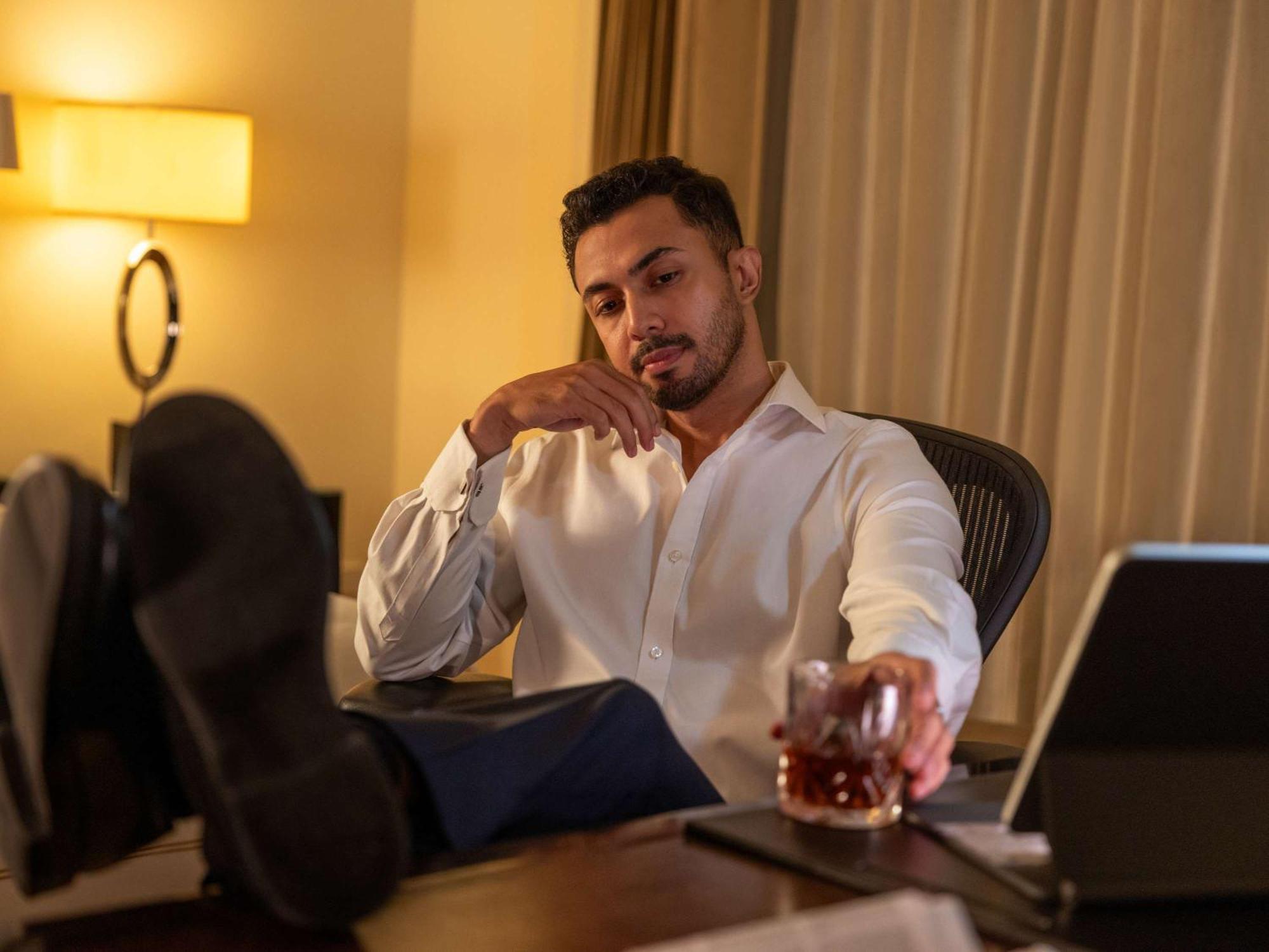 Fairmont Makati Hotel San Pedro Makati Eksteriør billede A businessman drinking alcohol