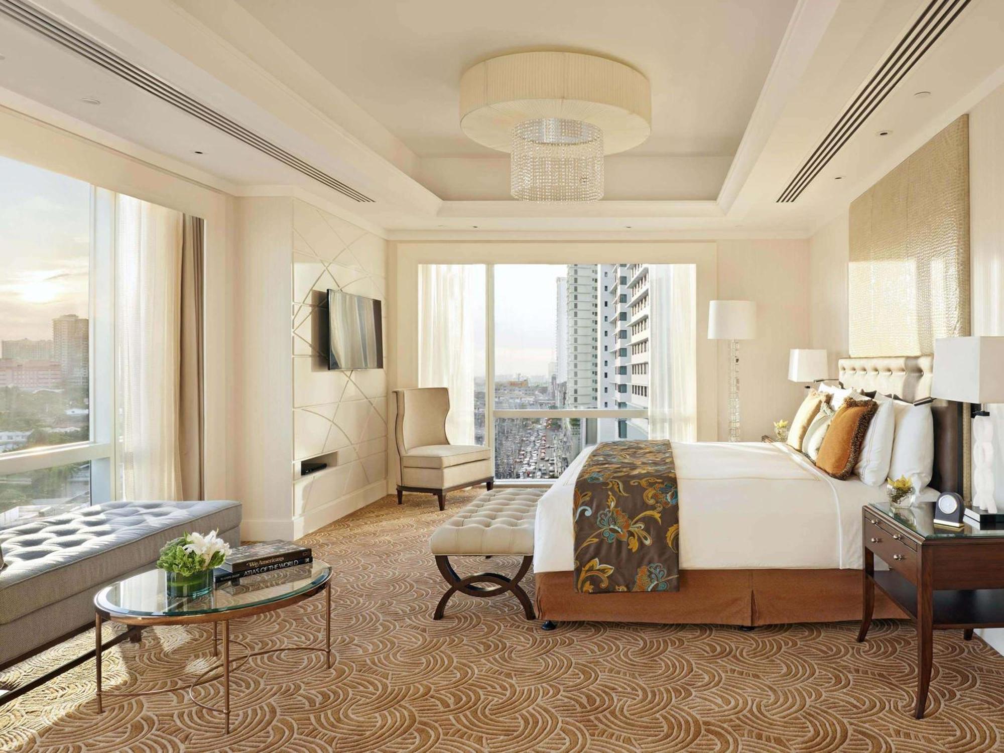 Fairmont Makati Hotel San Pedro Makati Eksteriør billede A bedroom at the Shangri-La Hotel, Kuala Lumpur