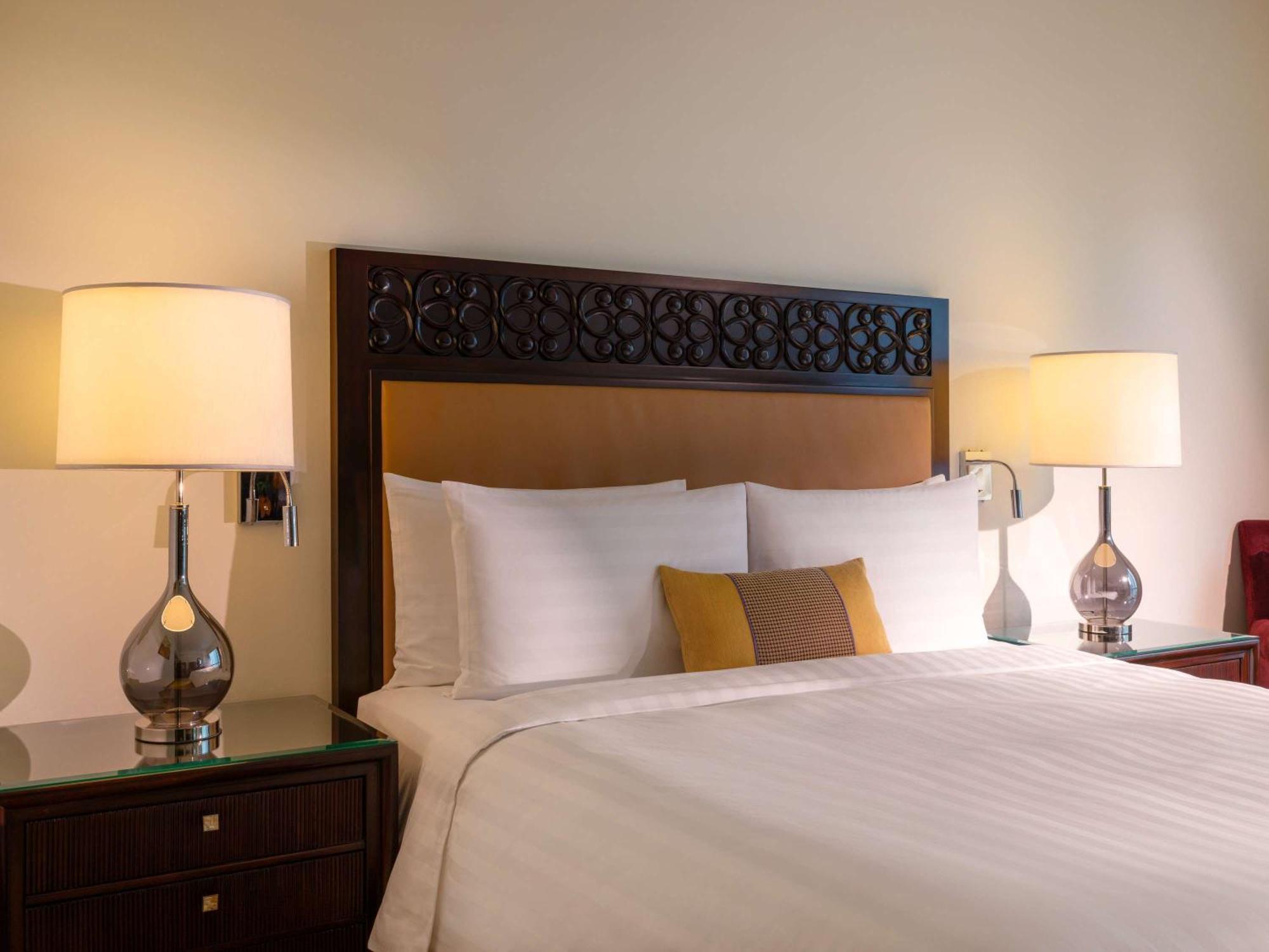 Fairmont Makati Hotel San Pedro Makati Eksteriør billede A bed with a headboard