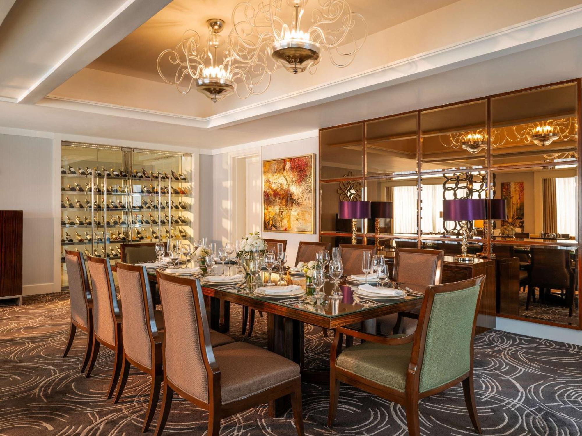 Fairmont Makati Hotel San Pedro Makati Eksteriør billede The Wine Room