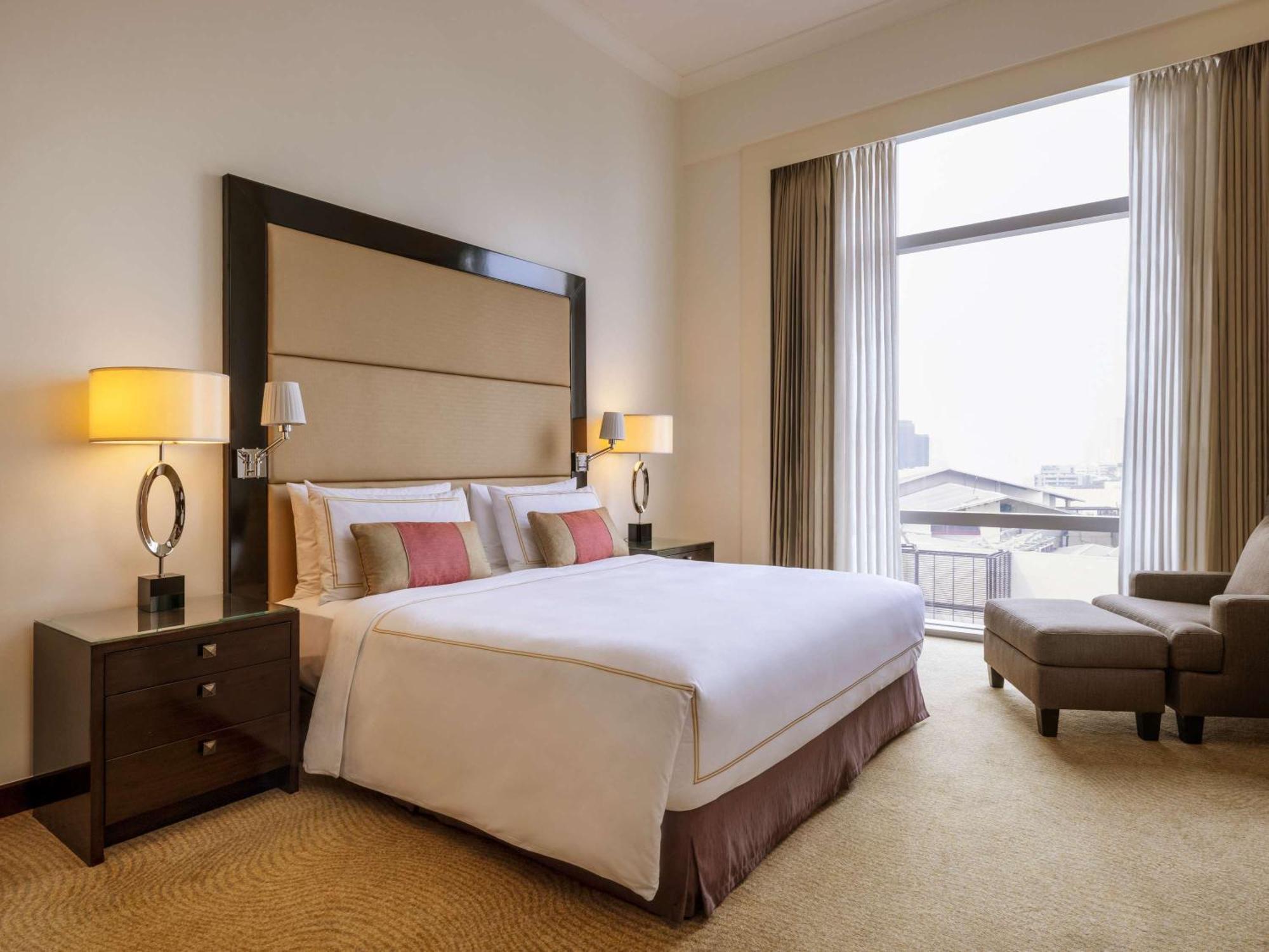 Fairmont Makati Hotel San Pedro Makati Eksteriør billede A bedroom at the hotel