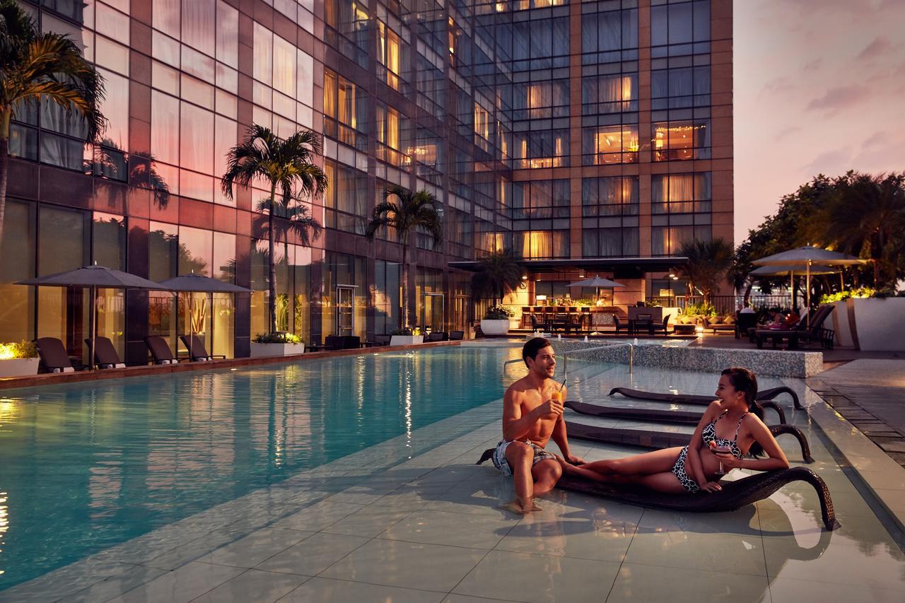 Fairmont Makati Hotel San Pedro Makati Eksteriør billede The pool at the hotel